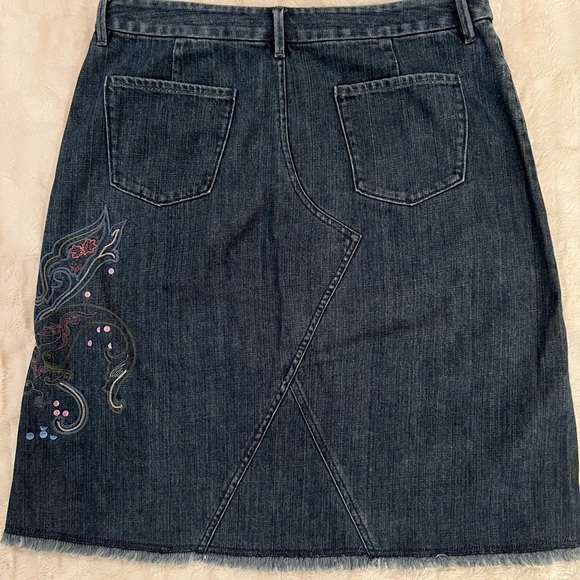 KATE HILL CASUAL DENIM JEAN SKIRT W/ FLORAL EMBROIDERY & FRAYED BOTTOM, SIZE 12 - Picture 5 of 5